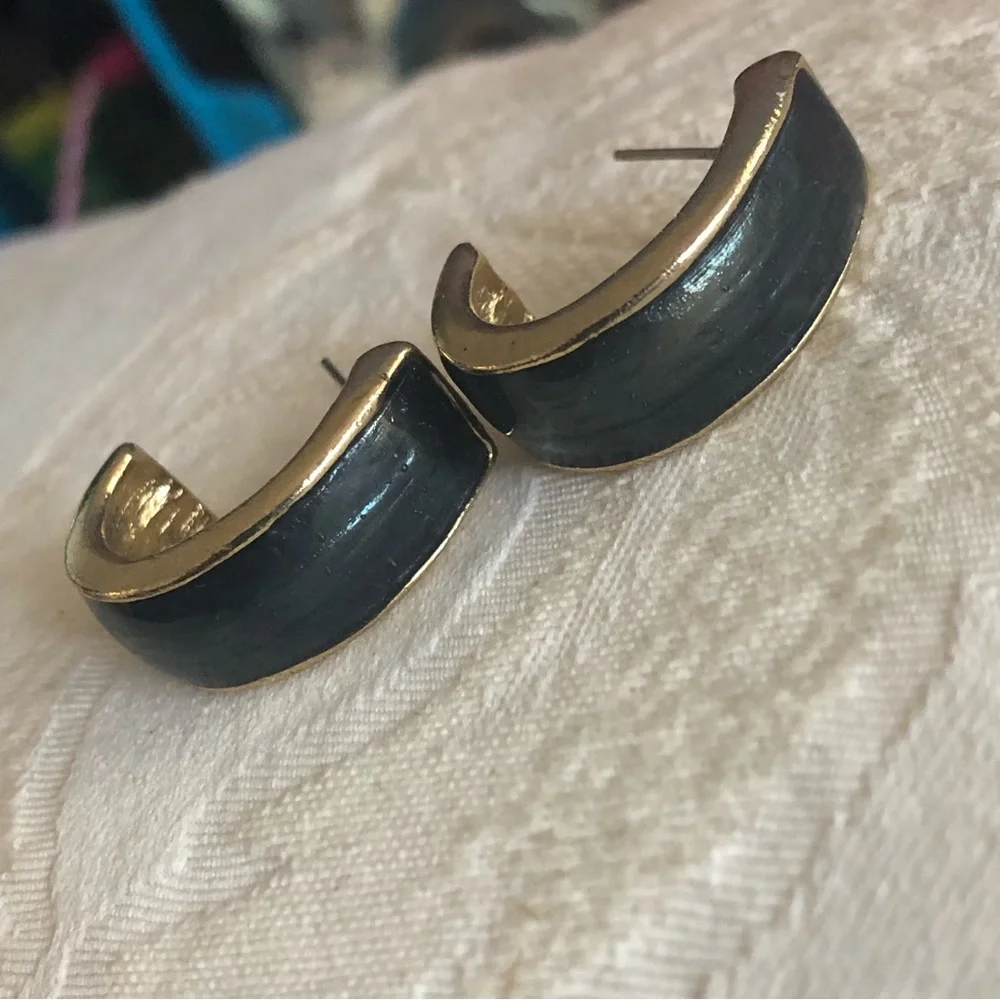 Vintage emerald metallic enamel hoop pierced earrings